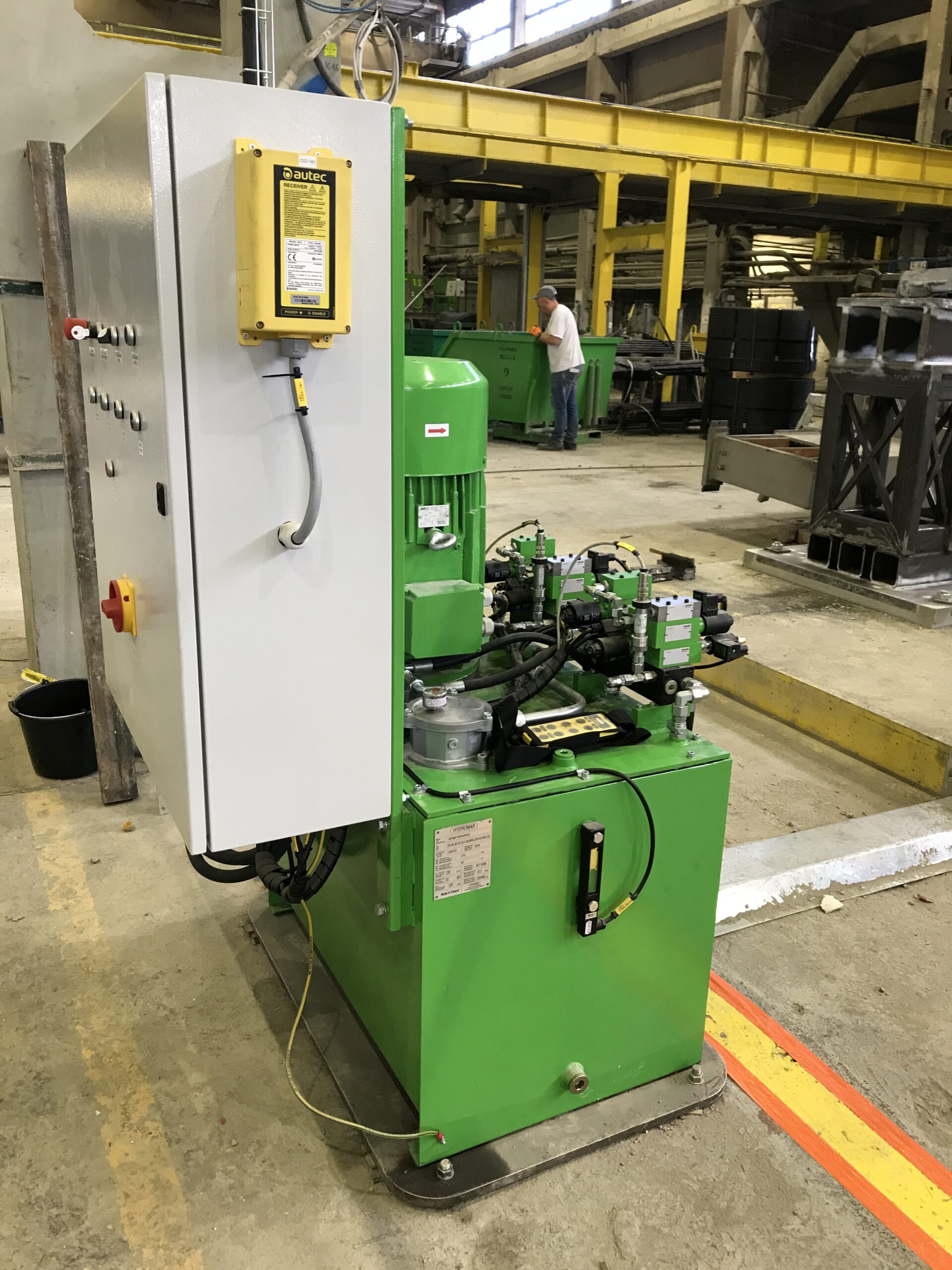 Zasilacz hydrauliczny z siłownikami do obrotnicy prefabrykatów betonowych