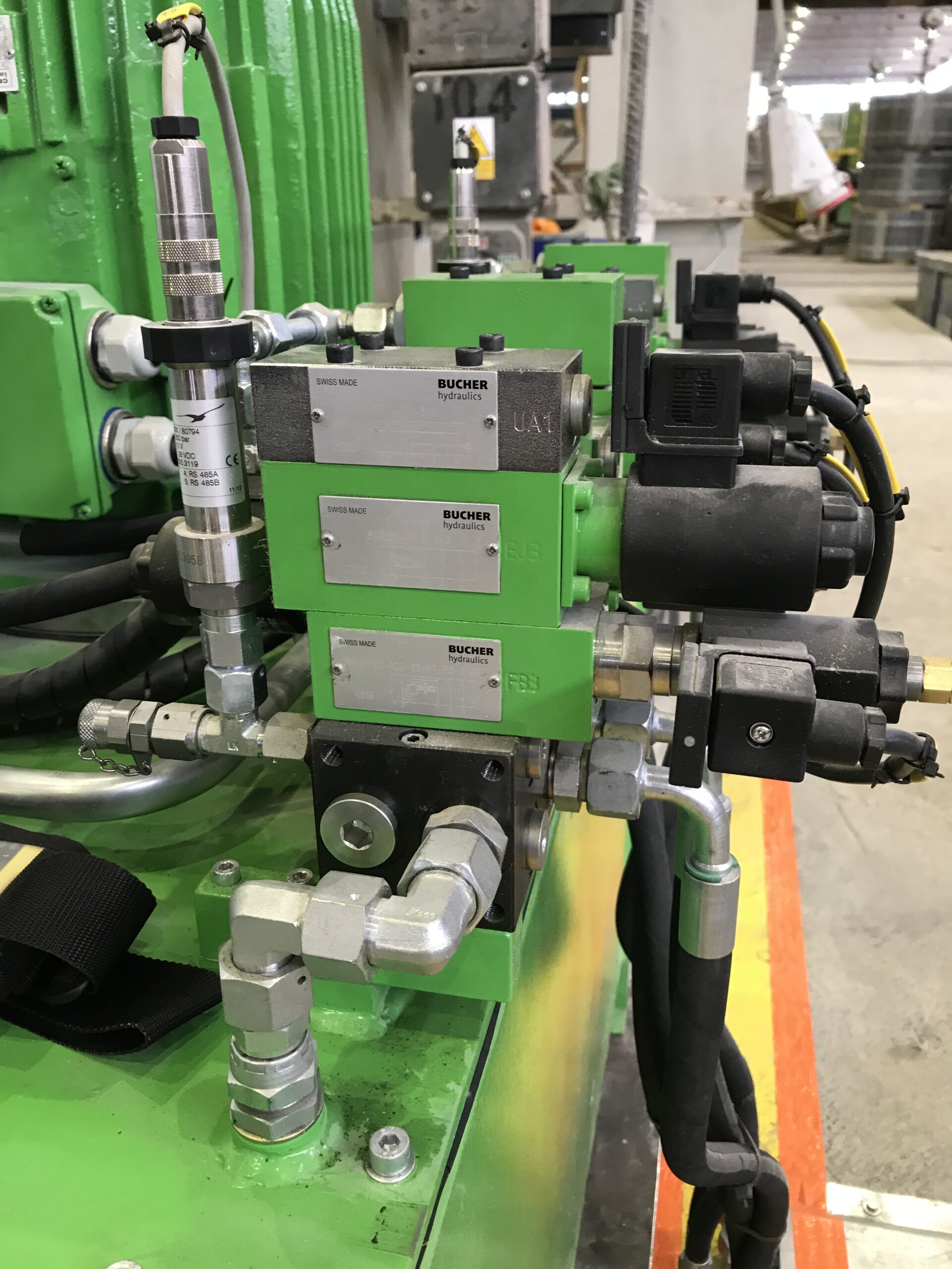 Zasilacz hydrauliczny z siłownikami do obrotnicy prefabrykatów betonowych