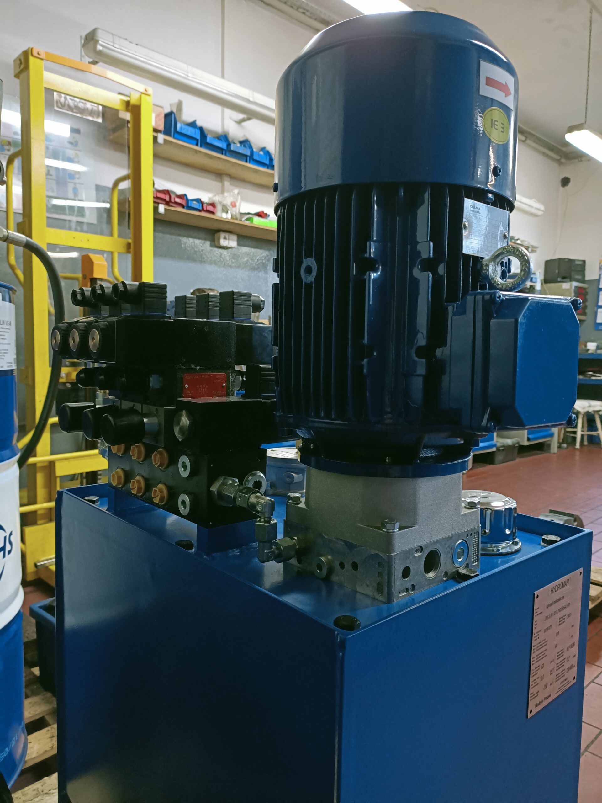 Zasilacz hydrauliczny z siłownikami do czyszczarki krat hydroelektrowni przepływowej